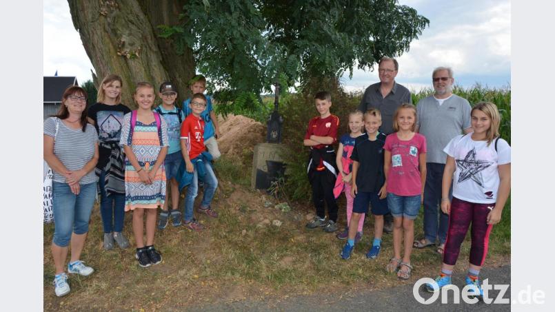 Pater Benedikt Leitmayr (rechts) und Robert Janke (2. von rechts) brachten den Kindern die Geschichte der Feldkreuze und der dort gepflanzten Bäume näher. Mit dabei Aurelia Haberkorn (links), Vorsitzende des Pilger- und Tourismusvereins. Nach der zweistündigen Tour wurden die Kinder mit einem Eis belohnt. Bild: jr