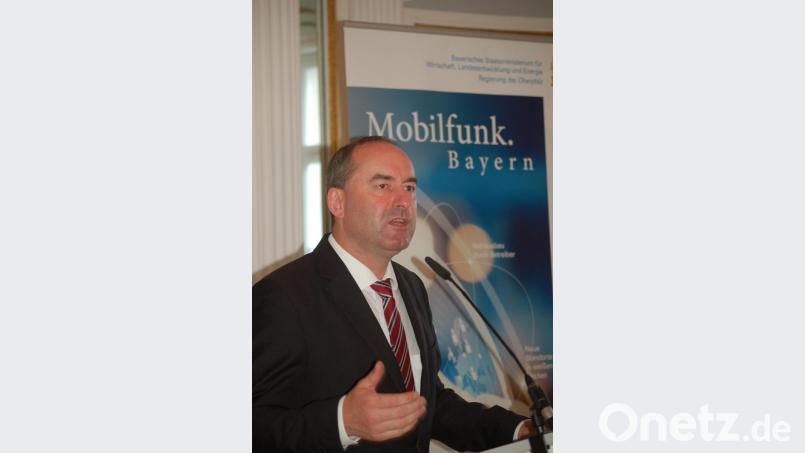 Bayerns Wirtschaftsminister Hubert Aiwanger besuchte das Bayerische Mobilfunkzentrum in Regensburg, um erste Förderbescheide zu verteilen. Bild: gib