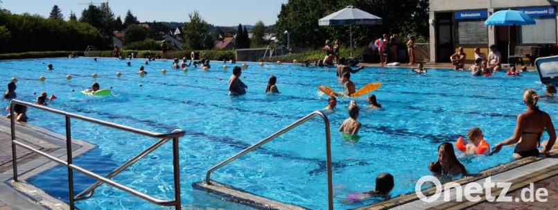 Wegen einer Schlechtwetterperiode eröffnete das Freibad heuer nicht wie üblich Mitte Mai, sondern erst Ende Mai. Bis dato zählte Bademeister Reinhard Klein gut 16000 Badegäste. Der August bescherte im vergangen Jahr über 8000 Besucher. Die Wetterprognosen für die nächsten Wochen sind aber eher „durchwachsen“ und für einen Badbesuch nicht so toll. Bild: weu