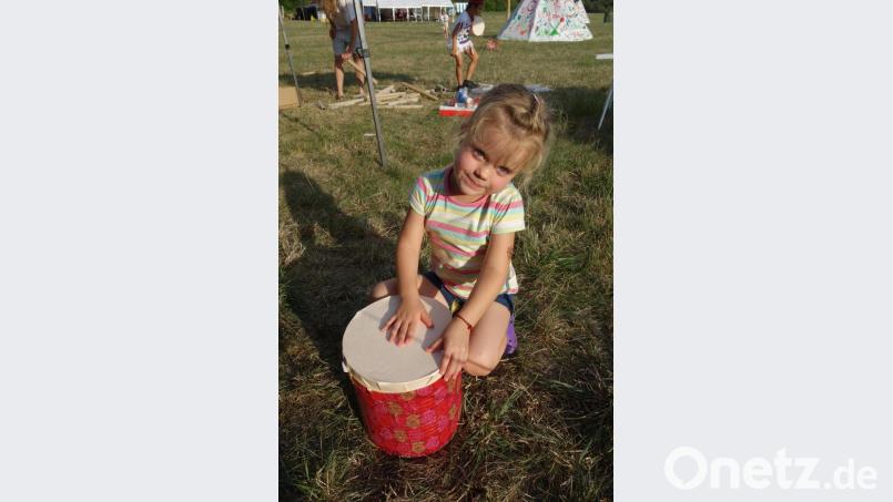 Endlich ist sie fertig, die Indianertrommel. Jetzt kann das Pow-Wow losgehen. Bild: Peter Zimmermann