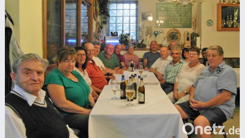 Vorsitzender Alfred Wagner (Sechster von links) würdigte beim Grillabend die Schießleistungen von Josef Kuchenreuther und Martin Böll (Siebter und Achter von rechts). Bild: hl