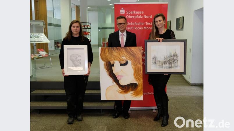 Selina Wirner, stellvertretendes Vorstandsmitglied Alexander Brittinger (mit einem Selbstportrait der Künstlerin Nicole Y. Matschiner) sowie Katharina Hirsch eröffnen die Ausstellung. Bild: OKV Weiden