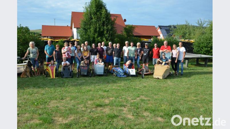 Das ganze Dorf Themenreuth ist mit dabei, wenn die Dorfgemeinschaft am Sonntag, 11. August sein traditionelles Dorffest veranstaltet. Höhepunkt ist das fünfte Seifenkistenrennen, das im Rahmen des gemeindlichen Ferienprogramms stattfindet. Organisationsleiterin Christina Weiß (6. von rechts) und Bürgermeister Johann Burger (3. von rechts) freuen sich auf viele Teilnehmer. Einfach am Sonntag nach Themenreuth kommen, sich anmelden und mitmachen. Bild: jr