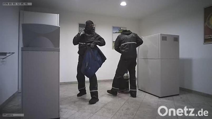 In auffälliger Regenkleidung sprengten zwei Männer einen Geldautomaten in Röslau. Bild: Polizei Oberfranken
