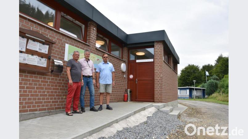 &quot;Die braucht die Treppe nicht&quot;, betont Erwin Löw (links), Berater für Barrierefreiheit vom VdK Flossenbürg. Bürgermeister Thomas Meiler (Mitte) und Jürgen Markelstorfer, Vorsitzender der &quot;Campingfreunde Gaisweiher&quot; sind sich einig: Geändert wird nichts. Bild: fuw