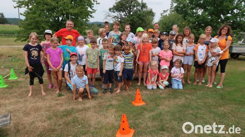 Es war ein Auftakt nach Maß in das Ferienprogramm der Gemeinde Friedenfels. Oskar (hinten links) und Zita Schuster (rechts) gestalteten einen Spiel- und Abenteuernachmittag, der für die Kinder keine Wünsche offen ließ. Bild: bsc
