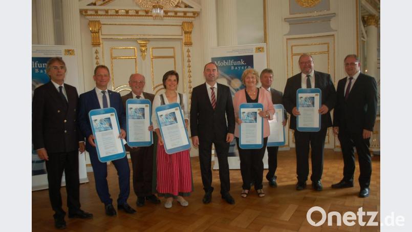 Vertreter von sechs bayerischen Gemeinden nahmen die ersten Mobilfunk-Förderbescheide aus den Händen von Bayerns Wirtschaftsminister Hubert Aiwanger (Mitte) entgegen. Bild: gib
