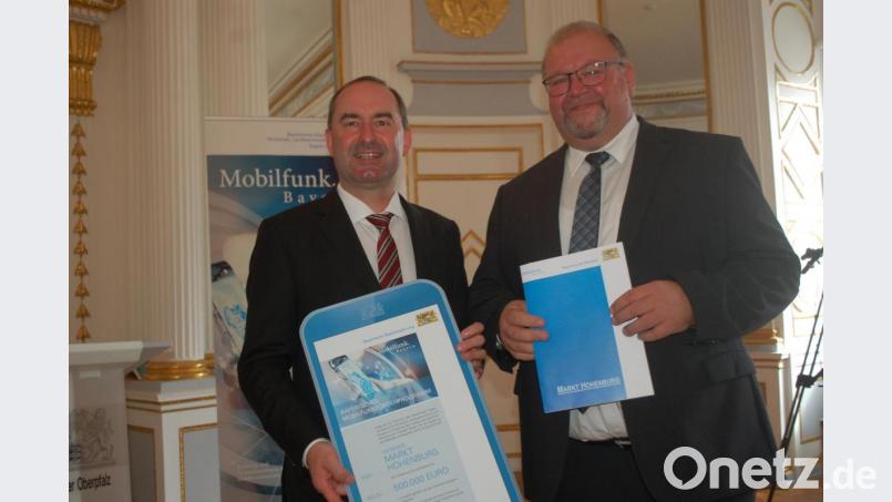 Als erste Oberpfälzer Gemeinde profitiert Hohenburg im Landkreis Amberg-Sulzbach vom Mobilfunkförderprojekt. Zweiter Bürgermeister Manfred Braun (rechts) nahm den Förderbescheid aus den Händen von Wirtschaftsminister Hubert Aiwanger entgegen. Bild: gib