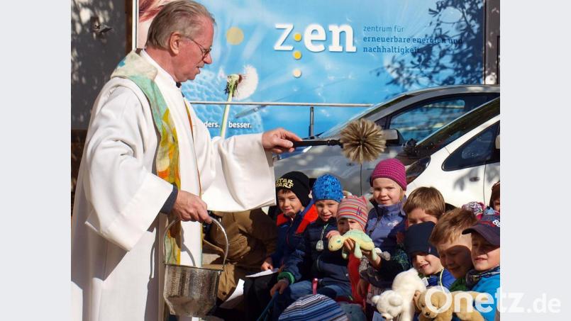 Alljährlich segnete Pater Hermann Sturm bei einem Franziskus-Gottesdienst in Ensdorf die Kinder mit ihren Tieren und auch Kuscheltieren aus Plüsch. Bild: sön