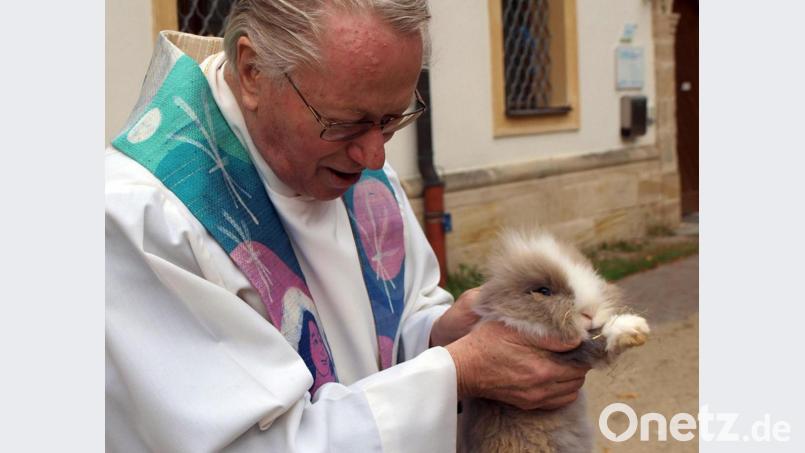 Alljährlich segnete Pater Hermann Sturm im Klosterhof bei einem Franziskus-Gottesdienst die Kinder mit ihren Tieren – und zeigte dabei keine Berührungsängste. Bild: sön