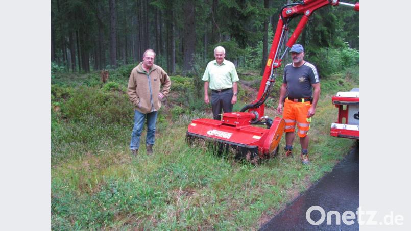 Mit Wolfgang Schödel vom Bund Naturschutz stimmen Bürgermeister Günter Kopp und Fahrzeugführer Otto Schroll (von links) ab, wie die Bankette und Straßengräben gemäht werden können, um möglichst viele Blühpflanzen zu erhalten und so einen Beitrag zur Artenvielfalt zu leisten. Bild: Gemeinde Kulmain/exb