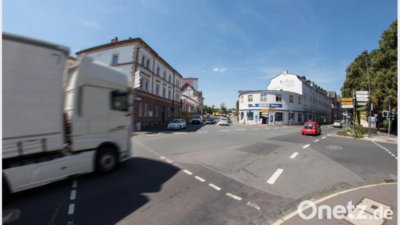 Für einen Kreisverkehr ist der Vilser Platz nach Ansicht von Verkehrsplaner Robert Ulzhöfer denkbar ungeeignet, weil sich zu den Stoßzeiten gerade in Richtung Waldershofer Straße enorme Staus bilden würden. Bild: dtr