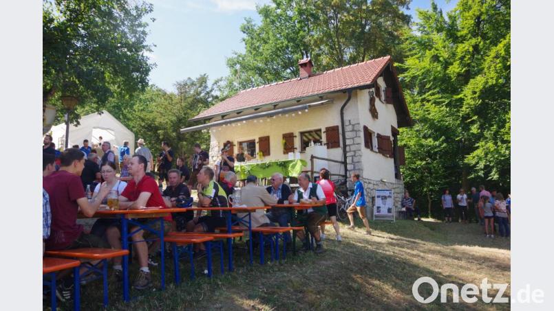 Hoch oben am Johannisberg feiert die Amberger Bergwacht an diesem Wochenende ihr Hüttenfest in Freudenberg. Bild: ads