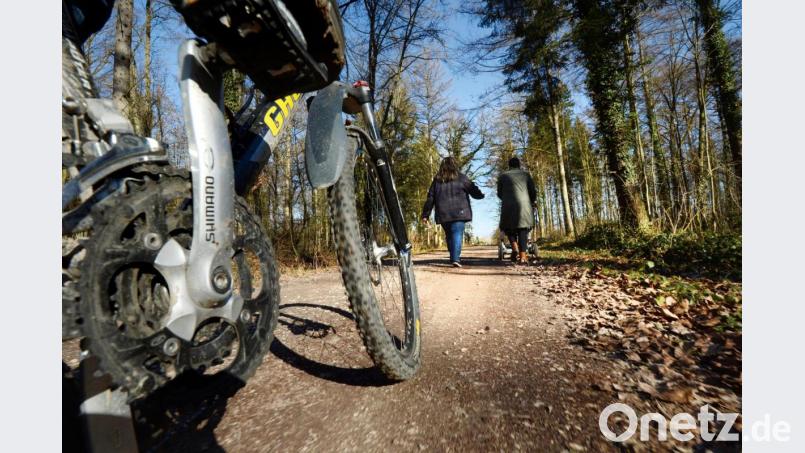 Wenn Radfahrer und Fußgänger aufeinander treffen, ist nicht immer vorhersehbar, was geschieht. Bild: Felix Kästle/dpa