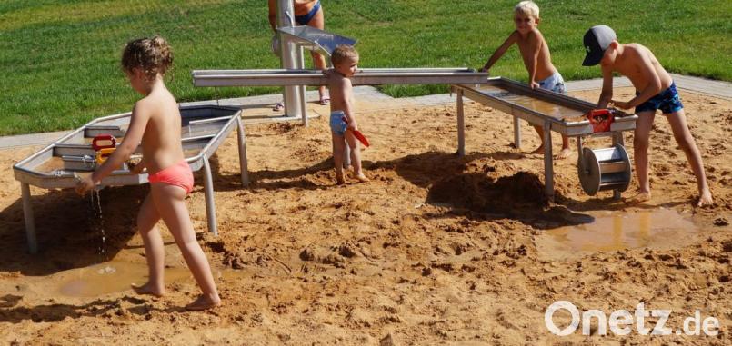 Der neue Sandspielbereich mit vielen Wasserspielmöglichkeiten zieht die Kinder magisch an. Bild: weu