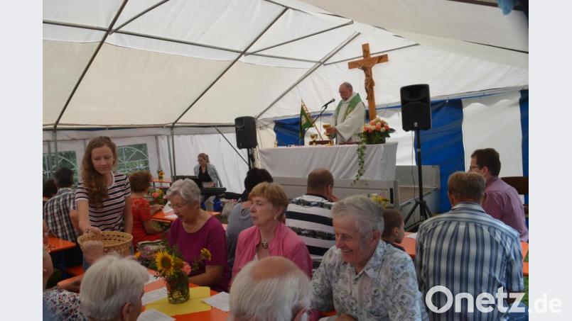 Pfarrer Alfons Forster zelebriert im Festzelt den Gottesdienst zum Auftakt des Waldfestes. Bild: fz