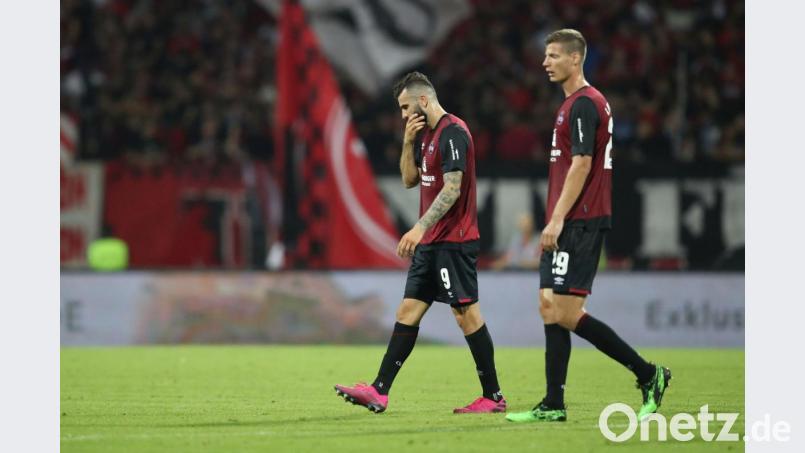 Nicht nur bei Patrick Erras (rechts) und Mikael Ishak war die Ernüchterung nach der herben 0:4-Klatsche des 1. FC Nürnberg gegen den Hamburger SV groß. Bild: agentur_dpa