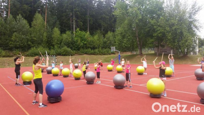 Unter der Leitung von Beate Schmucker (vorne von links) und Sonja Kolditz starteten die Kinder mit einem Trommelwirbel das von Jugendbeauftragter Alexandra Mark-Sischka organisierte Neusorger Ferienprogramm. Bild: öt