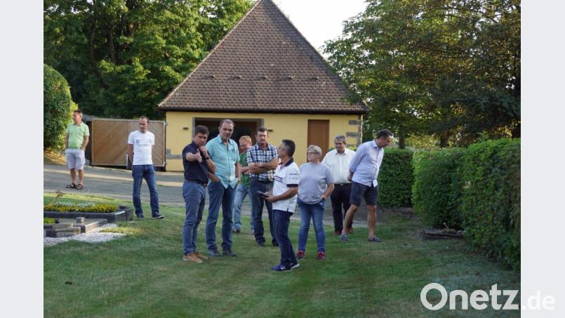 Wie fügt sich am besten eine Anlage für Urnengräber in den Friedhof ein? Zur Klärung dieser Frage verschafften sich Bürgermeister Gerald Reiter (Dritter von links) und die Gemeinderäte ein Bild. Bild: mmj