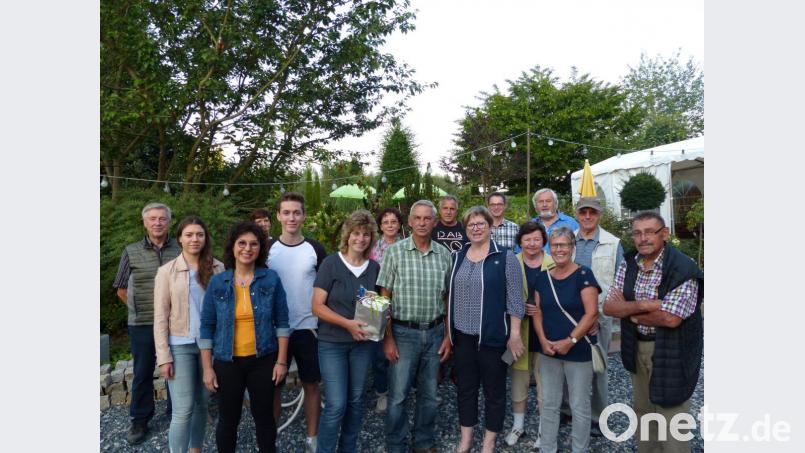 Die Freien Wähler besuchten die Gärtnerei von Dorothea Rieß (Sechste von links) und Manfred Ries (Achter von links). Mit dabei waren Ortsvorsitzende und Bürgermeisterkandidatin Michaela Härtl (Dritte von links), Dritte Bürgermeisterin Gisela Kastner (Siebte von rechts) und Zweiter Bürgermeister Karl Busch (rechts). Bild: exb