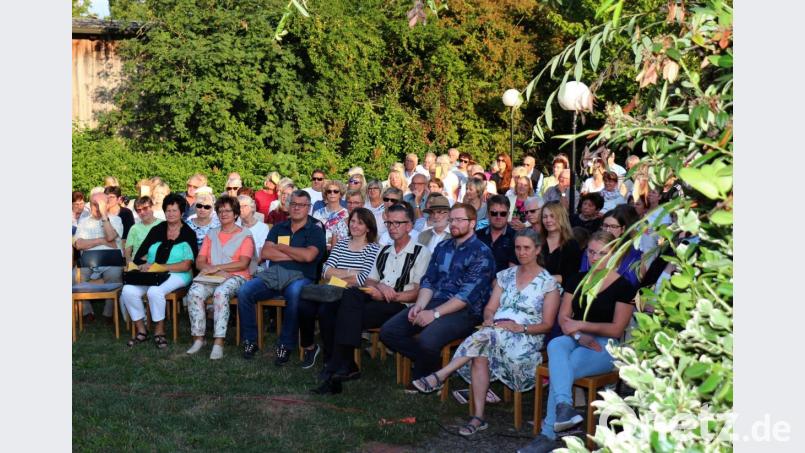 Gerne waren sie wiedergekommen, die Gäste aus nah und fern. Im Gemeindehausgarten können sie es sich gut gehen lassen. Bild: rpp