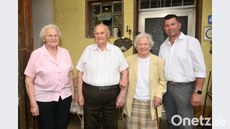 Ludwig Gillitzer feierte mit seinen Schwestern Maria Karl (links) und Elisabeth Rappl (Zweite von links) Geburtstag. Bürgermeister Rainer Rewitzer überbrachte dem rüstigen Jubilar die Glückwünsche der Stadt Pleystein. Bild: bey