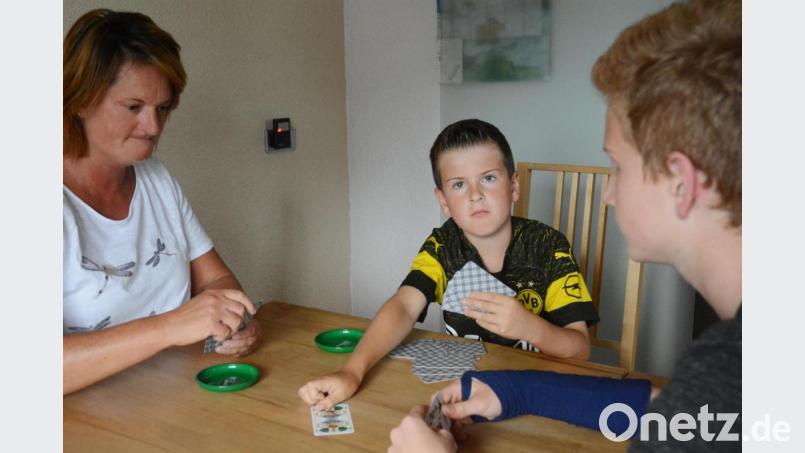 Leonhard Schönberger bekommt vom Schafkopfspielen nicht genug. Auch seine Familie zockt er regelmäßig ab. Bild: Gabi Schönberger