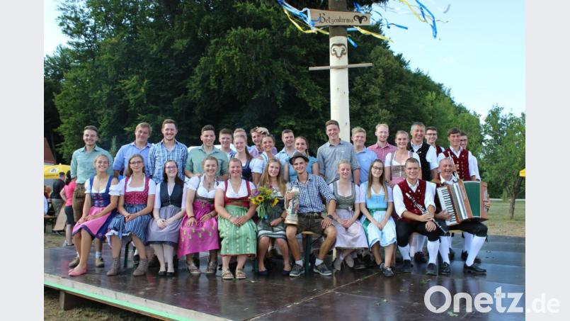 Die Kirwapaare nach dem Austanzen mit dem Oberkirwapaar (Mitte) und der Kapelle „In oiner Dur“ (rechts). Bild: sis