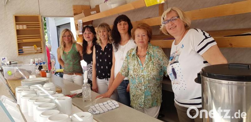 Die Vorsitzende der Frauen Union, Roswitha Sier (rechts), versorgte die Gäste mit ihren Helferinnen mit Kuchen und Kaffee. Bild: dob