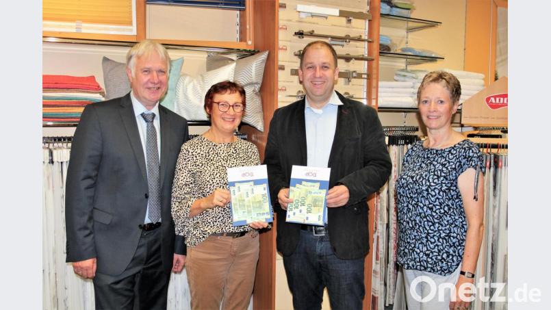 Elmar Högl (links) und Ehefrau Regina (rechts) überreichten jeweils eine Spende in Höhe von 400 Euro an „Lichtblicke“-Schirmherrin Edith Lippert und Kinderdorf-Leiter Holger Hassel. Bild: stg