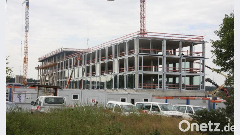 Am nördlichen Ortsrand Falkenbergs, dem Egerberg, entsteht derzeit der Erweiterungsbau der IGZ. Der Bebauungsplan war Gegenstand der Marktratssitzung. Bild: wro