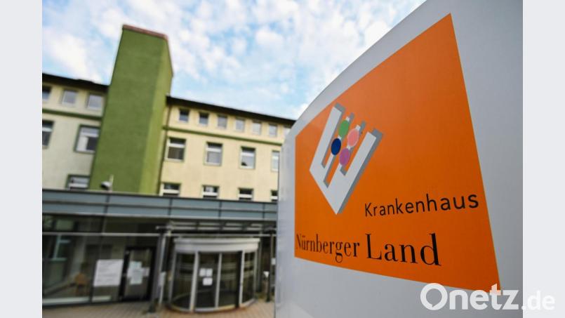 Ein Schild mit der Aufschrift "Krankenhaus Nürnberger Land" vor dem geschlossenen Krankenhaus. Bild: Nicolas Armer/dpa