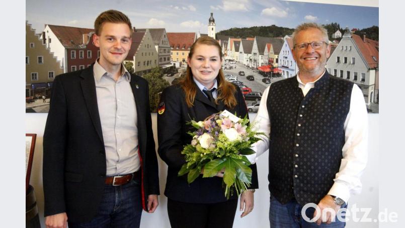 Oberbürgermeister Andreas Feller (rechts) und Ordnungsamtsleiter Stefan Schamberger (links) bedankten sich bei Denise Ackermann (Mitte) mit einem Blumenstrauß. Bild: Hirsch