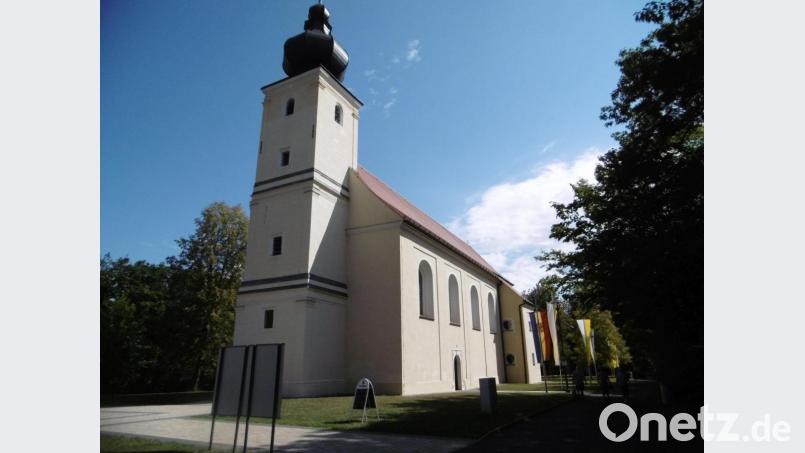 Wenn es das Wetter zulässt, werden die Gottesdienste draußen am Freialtar gefeiert. Trotzdem rückt die Frohnbergkirche ab Samstag wieder in den Mittelpunkt der Hahnbacher Bergfestwoche. Bild: mma