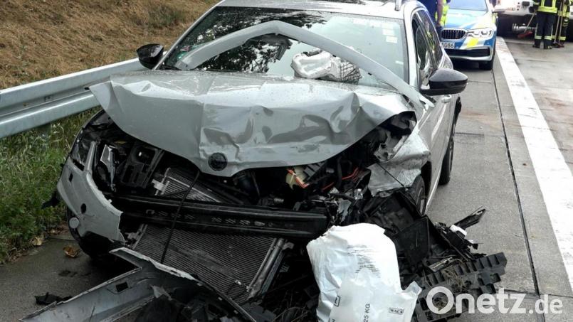 Ein Autofahrer verliert aufgrund von Aquaplaning die Kontrolle und kracht in eine Leitplanke auf der A3 bei Regensburg. Bild: Alexander Auer