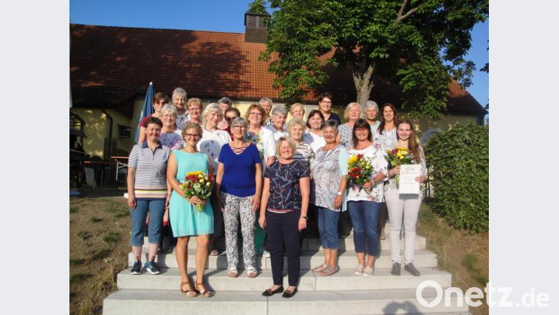 40 Jahre TSG-Gymnastiktreff feiern die Sportlerinnen in der Turnhallengaststätte. Bild: Lindner, Belinda