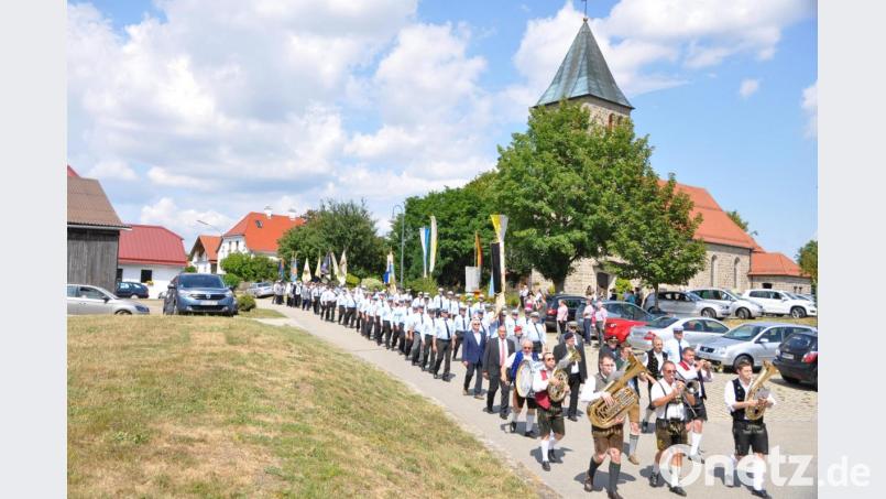 Viele Kriegervereine hatten an dem Gedenken für Gefallenen beider Weltkriege am Kriegerdenkmal teilgenommen. Bild: es