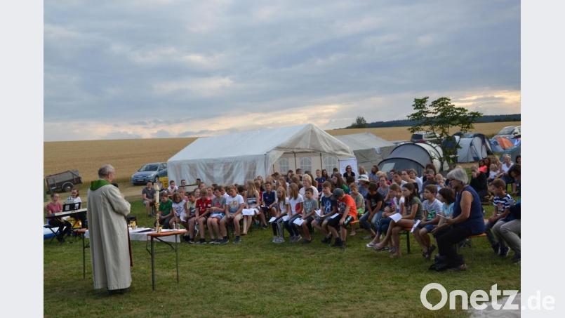 Drei Tage genossen die Ministranten ein gemeinsames Lagerleben am Tröbeser Badeweiher mit Schwimmen, Spielen und gemütlichen Lagerfeuer. Das Leitungsteam hatte alles bestens vorbereitet. Höhepunkt war die gemeinsame Feldmesse mit Pfarrer Josef Most. Bild: gi