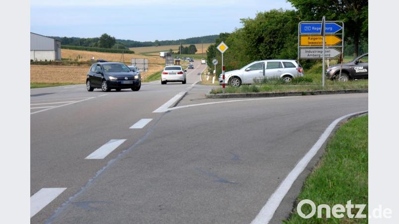 Um diese Stelle geht es. An der Einmündung der AS30 (rechts) in die Staatsstraße 2238 sind in den vergangenen fünf Jahren 21 Unfälle passiert. Bild: Stephan Huber