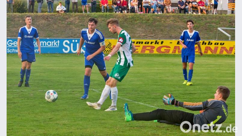 Nach einem Schwarzhofener Abstimmungsproblem in der Abwehr hatte der Schaldinger Leonhard Thiel (grünes Trikot) in der 73. Minute wenig Probleme, den Ball locker zum 6:0-Endstand ins Tor zu schieben. Bild: gud