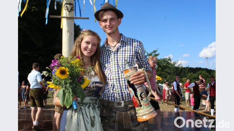 Alica Fischer wohnt in Wolfertsfeld, hat die mittlere Reifeprüfung bestanden und will Physiotherpeutin werden; Luca Henselmann wohnt in Fürnried und lernt das Zimmereihandwerk bei der Firm Prosch in Neuöd. Bild: sis