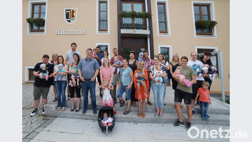 Die Eltern der Neugeborenen der Gemeinde Fensterbach trafen sich samt ihren Kindern zu einem Kennenlernen im Rathaus in Wolfring. Bild: nib