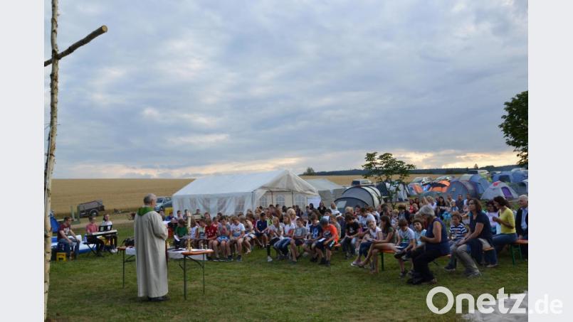 Drei Tage genossen die Ministranten ein gemeinsames Lagerleben am Tröbeser Badeweiher mit Schwimmen, Spielen und gemütlichen Lagerfeuer. Das Leitungsteam hatte alles bestens vorbereitet. Höhepunkt war die gemeinsame Feldmesse mit Pfarrer Josef Most. Bild: gi