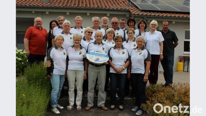 Stolz präsentieren die Mitglieder der Aktivsportgruppe &quot;60 plus&quot; das Qualitätssiegel &quot;Seniorenfreundlicher Verein&quot;. Zusammen mit mehreren Ehrengästen und Funktionären freuten sie sich über die Auszeichnung. Anneliese Weindler (hinten, Dritte von rechts) leitet die Gruppe. Für den Turngau Oberpfalz-Süd gratulierten Edith Lindner (Zweite von rechts) und Arnold Lindner (links). Bild: pko