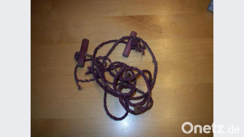 Die „Gaabandln“ waren nicht nur für die Getreideernte wertvoll. Der Holzknebel war sehr praktisch zum Ziehen, wenn man die Garbenbänder an die Schlitten festmachte. Bild: schß