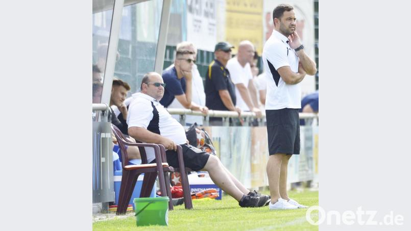 Trotz des Pokalspiels am Mittwoch liegt der Fokus von Gebenbachs Trainer Faruk Maloku bereits auf dem Wochenende und der Partie gegen Viktoria Kahl. Bild: Hubert Ziegler