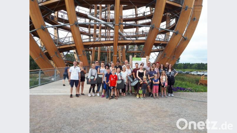 Die Ausflugsgruppe vor der gewaltigen Holzkonstruktion bei Steinberg am See. Bild: alr