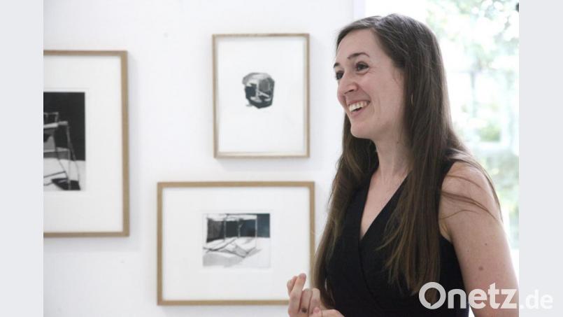Christina Kirchinger gilt als beste Radiererin der Oberpfalz. Dem Bezirk überlässt sie jetzt drei ihrer Werke. Bild: Rudolf Hirsch