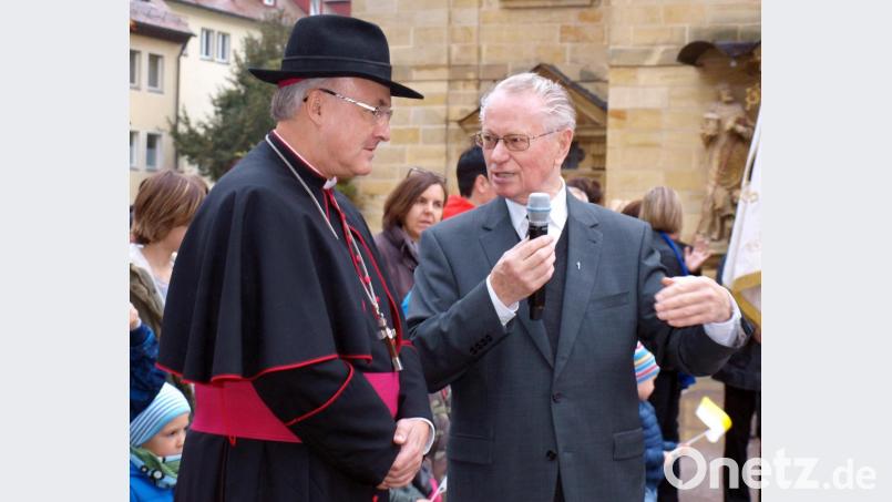 Zur Weihe des neuen Volksaltars hieß Pater Hermann Sturm vor der restaurierten Pfarrkirche Bischof Rudolf Voderholzer willkommen. Bild: sön