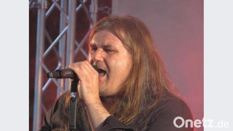 Sänger Martin Hammerl von der Band "Led Zepp-In" hat eine nahezu authentische Stimme. Er kann den legendären Led-Zeppelin-Sänger Robert Plant in fast allen Stimmlagen grandios covern. Bild: ubb